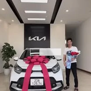 Kia Hà Giang - Khách hàng nhận xe sau khi hoàn tất thủ tục.