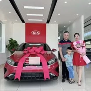 Kia Hà Giang - Khách hàng nhận xe sau khi hoàn tất thủ tục.