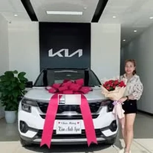 Kia Hà Giang - Hỗ trợ khách kiểm tra xe trước khi nhận.